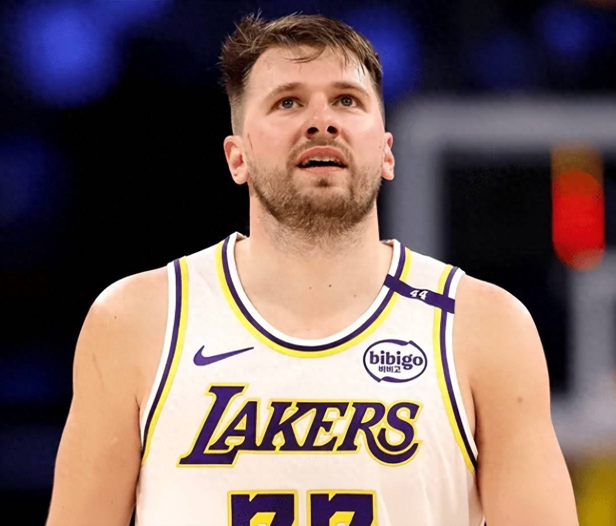 开云中国-东契奇焦点对战，阿扎伦卡与60激战曼联分钟，比赛局势复杂胜负难料！-开云中国